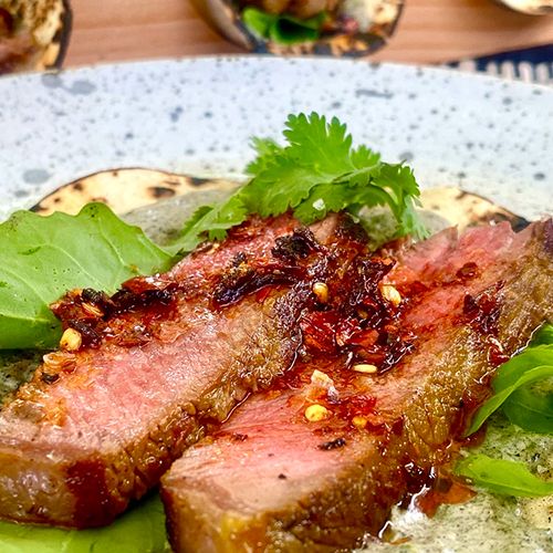 Rindfleisch‑Tacos mit gerösteter Zwiebelcreme und Chili‑Salsa