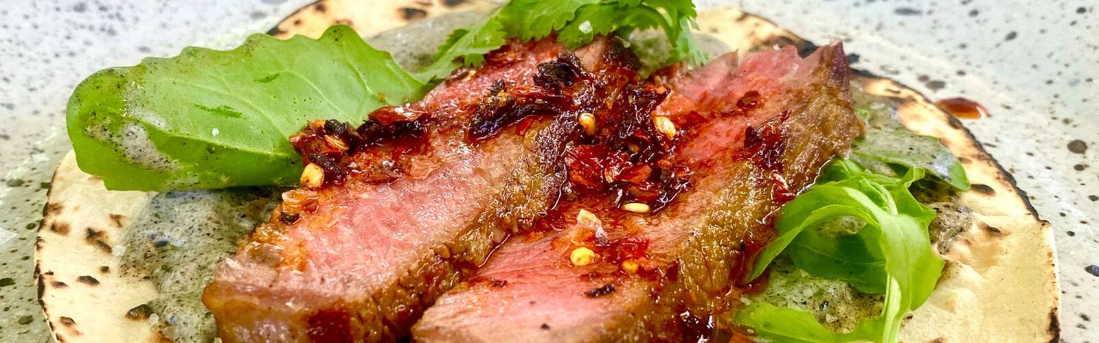 Rindfleisch‑Tacos mit gerösteter Zwiebelcreme und Chili‑Salsa