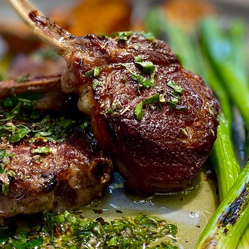 Gegrillte Lammkoteletts mit Chimichurri & Süßkartoffelspalten