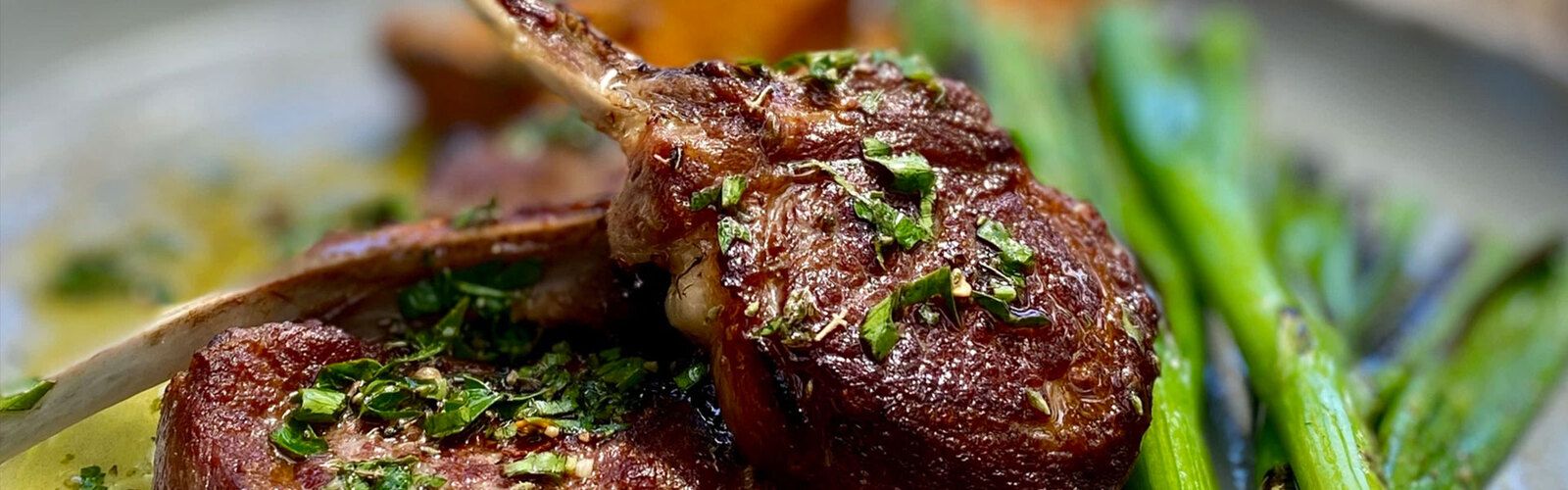 Gegrillte Lammkoteletts mit Chimichurri & Süßkartoffelspalten