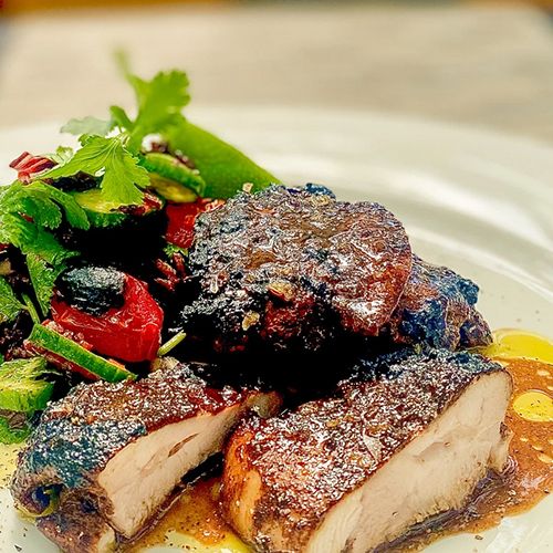 Jamaikanische Jerk-Hähnchenschenkel mit gerösteter Tomaten-Salsa mit schwarzem Reis
