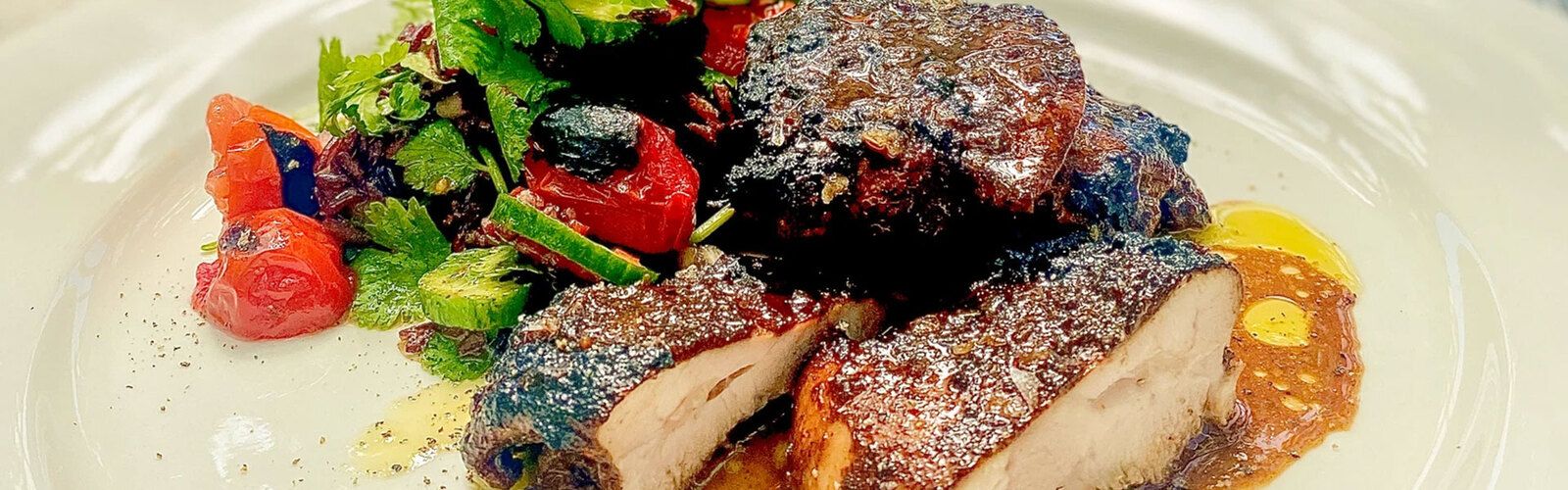 Jamaikanische Jerk-Hähnchenschenkel mit gerösteter Tomaten-Salsa mit schwarzem Reis