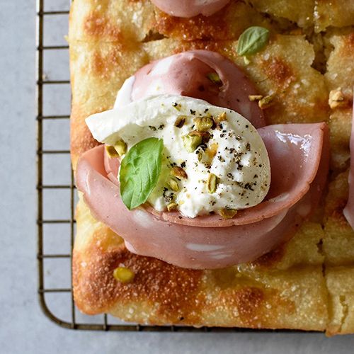 Kalt fermentierte Focaccia mit Mortadella, Burrata und Pistazien