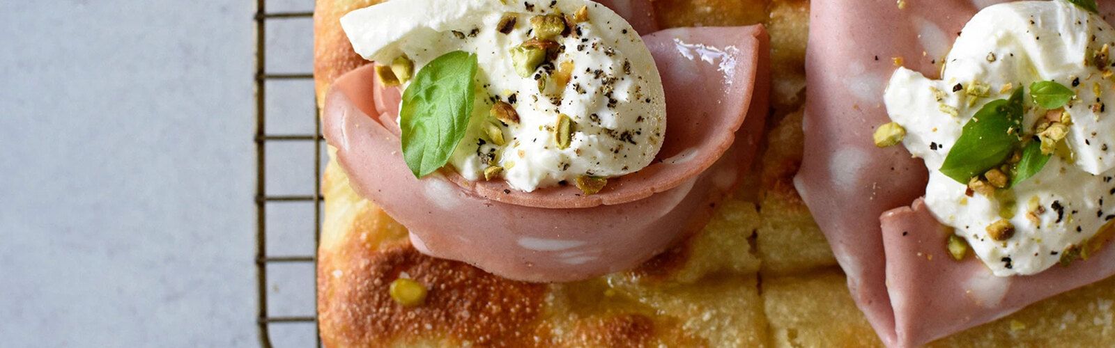 Kalt fermentierte Focaccia mit Mortadella, Burrata und Pistazien