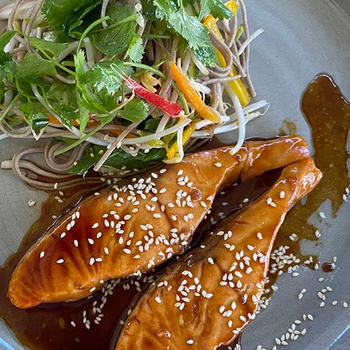 Teriyaki-Lachs mit japanischem Salat