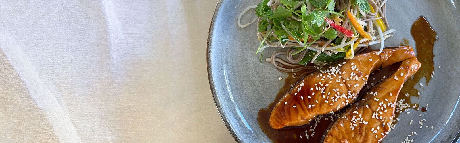 Teriyaki-Lachs mit japanischem Salat