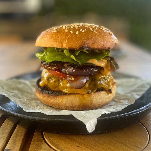 Cape Grim Rindfleisch-Burger mit gerösteten Zwiebeln und Cheddar