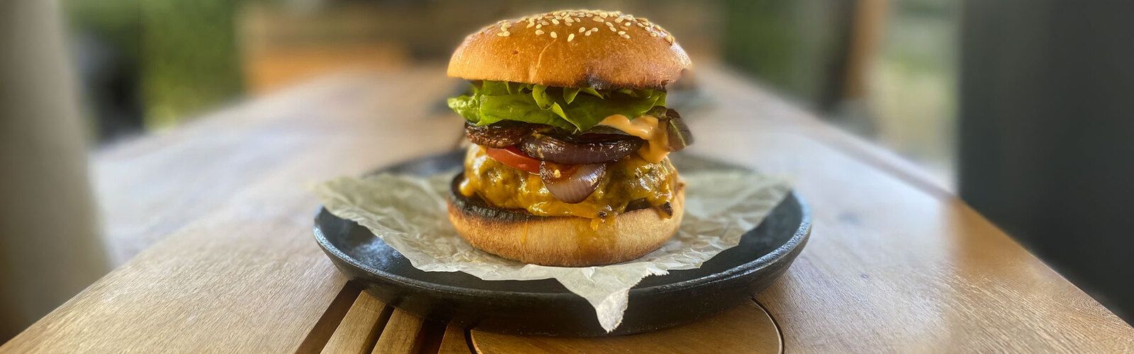 Cape Grim Rindfleisch-Burger mit gerösteten Zwiebeln und Cheddar