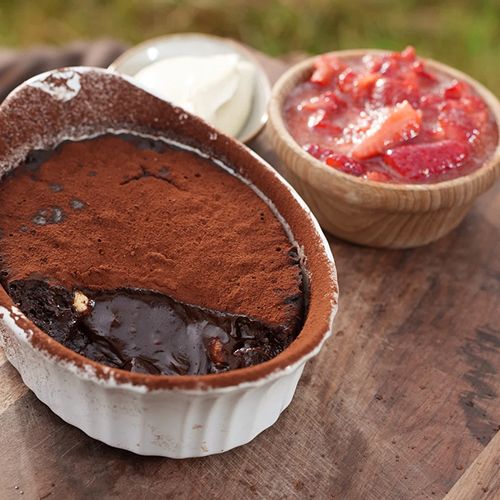 Haselnuss-Schokoladen-Pudding mit Beeren