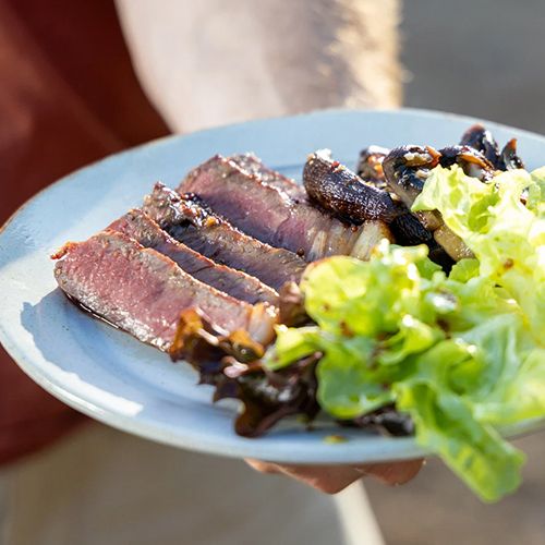Steak mit Rum-Glasur und Pilzen