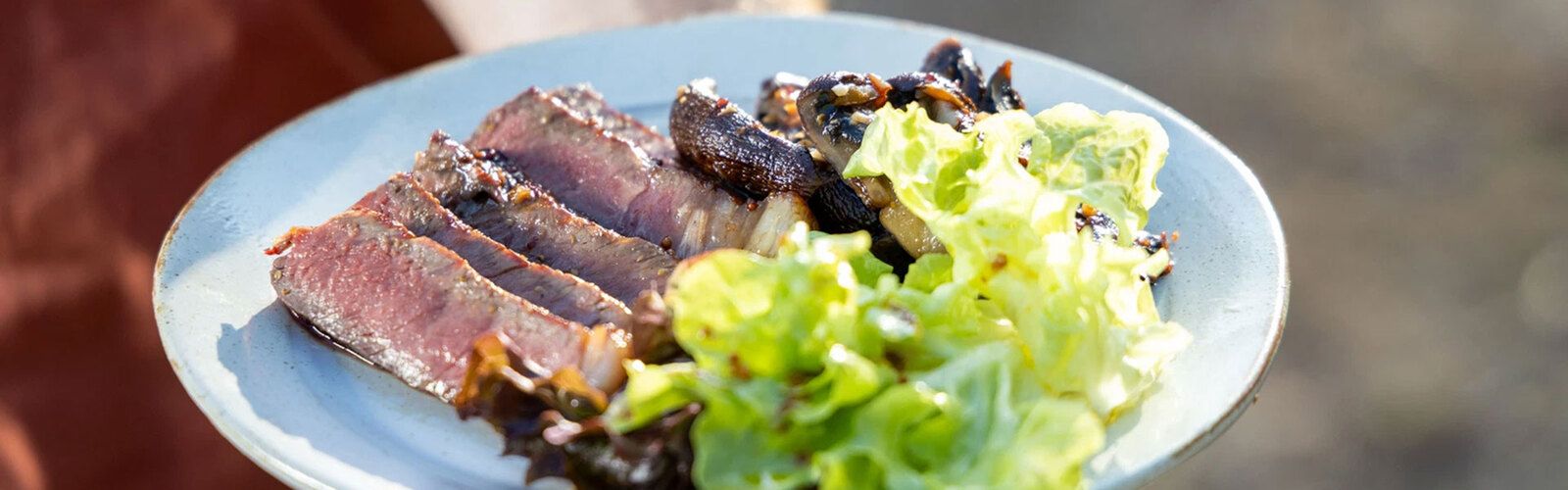 Steak mit Rum-Glasur und Pilzen