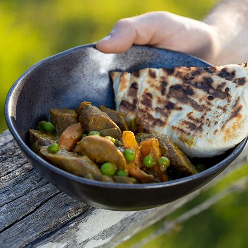 Currywürstchen mit Käse-Fladenbrot