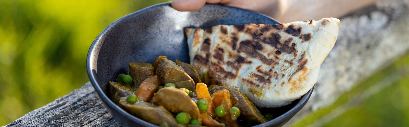 Currywürstchen mit Käse-Fladenbrot
