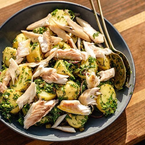 Heiß geräucherte Meeräsche mit Zitronen-Kapern-Kartoffelsalat