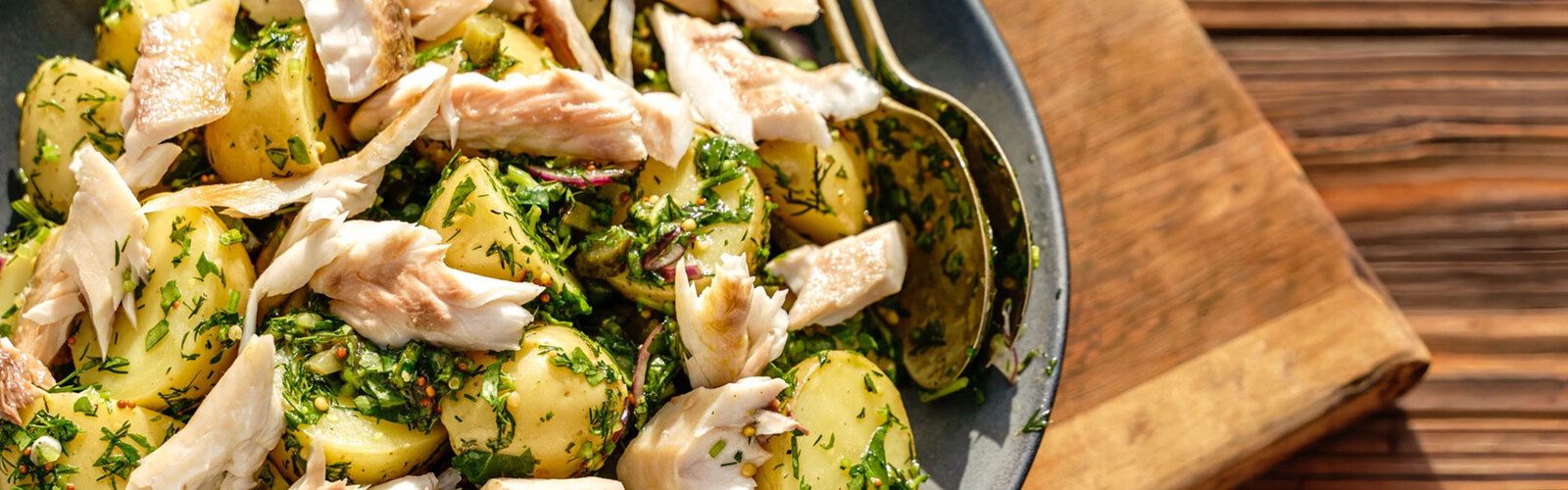 Heiß geräucherte Meeräsche mit Zitronen-Kapern-Kartoffelsalat