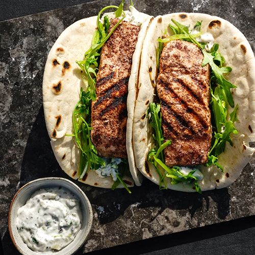 Fladenbrote mit Sumach-Lachs und gegrillter Frühlingszwiebel-Mayonnaise