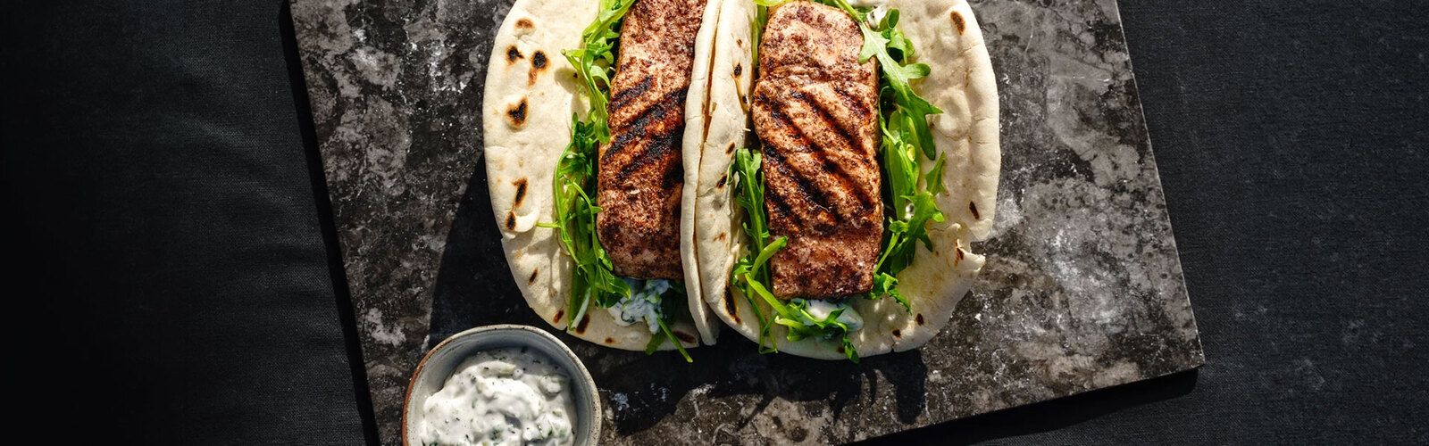 Fladenbrote mit Sumach-Lachs und gegrillter Frühlingszwiebel-Mayonnaise