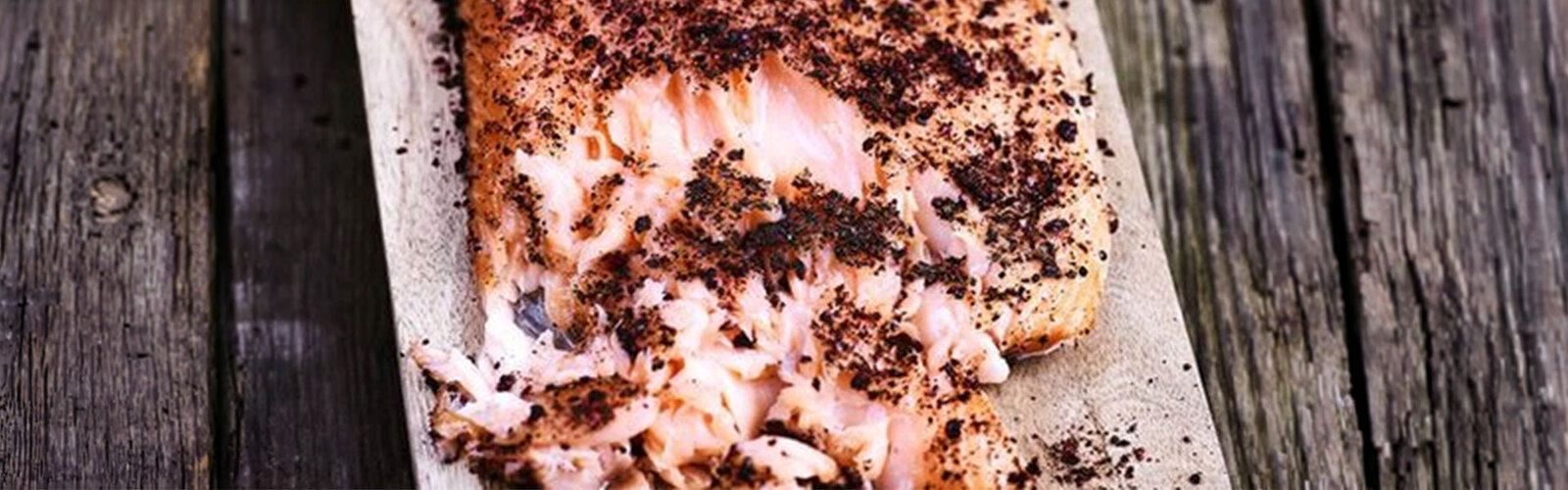 Heiß geräucherter Lachs mit aromatischen Gewürzen