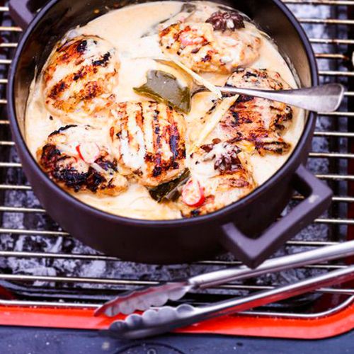 Thai rotes Kokos-Curry mit gegrilltem Hähnchen