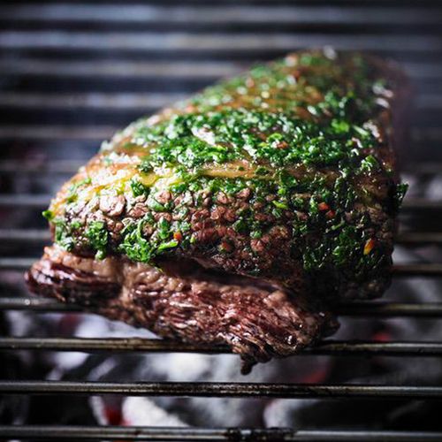 Ganzes gegrilltes Flanksteak mit Bärlauch-Chimichurri