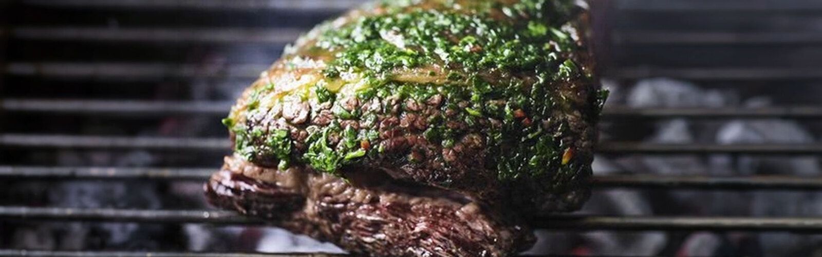 Ganzes gegrilltes Flanksteak mit Bärlauch-Chimichurri