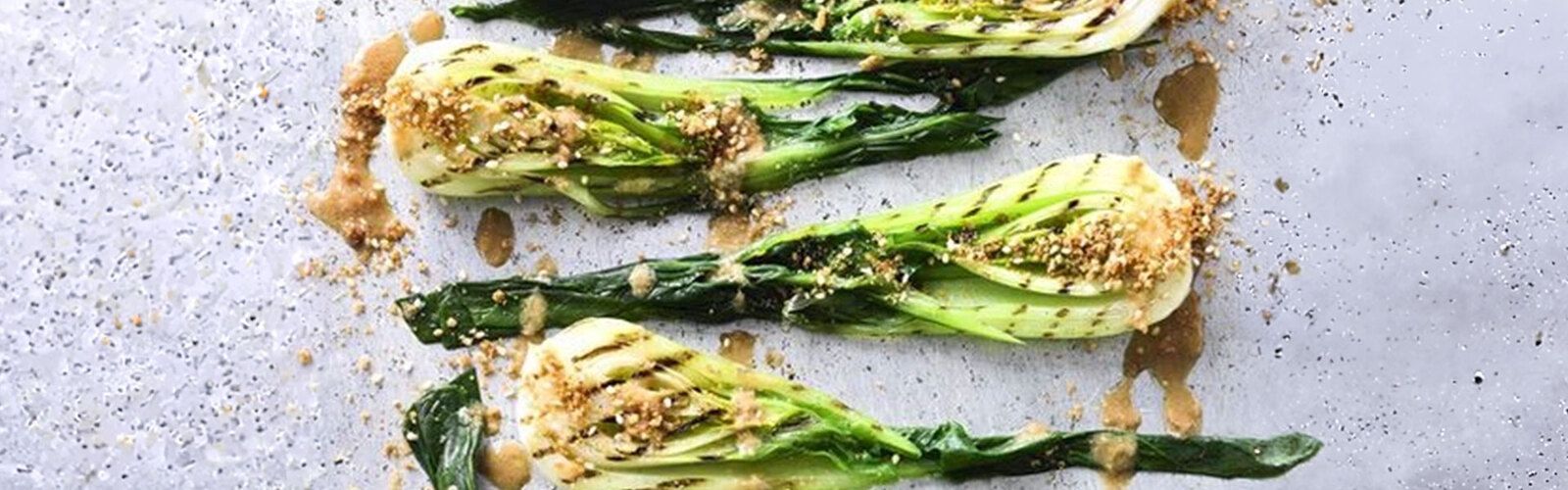 Baby Pak Choi mit warmem Miso-Ingwer-Dressing