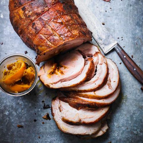 Rotisserie-Schweinebraten mit Bitterorangen-Glasur
