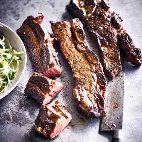 Kalbi Rinderrippen mit Yuzu-Petersilien-Gurkensalat