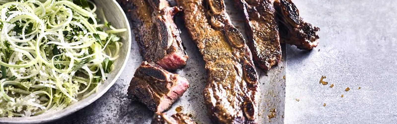 Kalbi Rinderrippen mit Yuzu-Petersilien-Gurkensalat