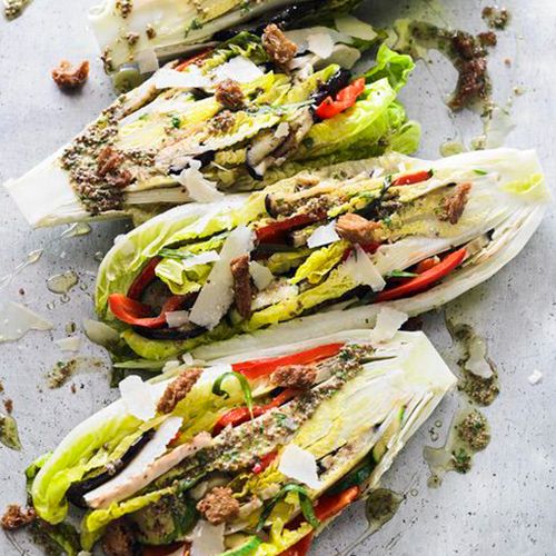 Gegrillter Romana-Salat mit Gemüse