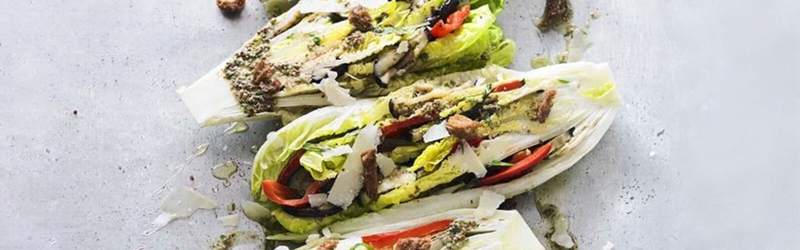 Gegrillter Romana-Salat mit Gemüse