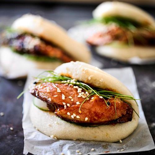 Asiatisch marinierte Lammkeule vom Drehspieß mit gedämpften Buns