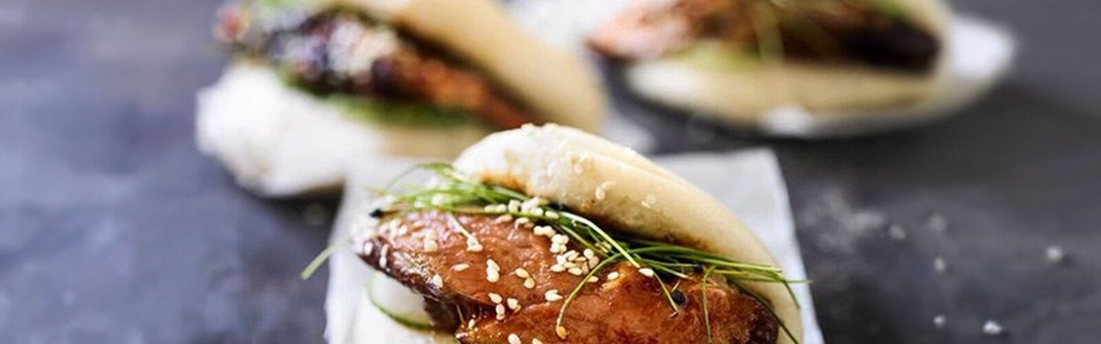 Asiatisch marinierte Lammkeule vom Drehspieß mit gedämpften Buns