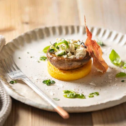 Flammgegrillte Portobello-Pilze mit knuspriger Polenta, Zitronenthymian, Ziegenkäse-Crumble und Pesto