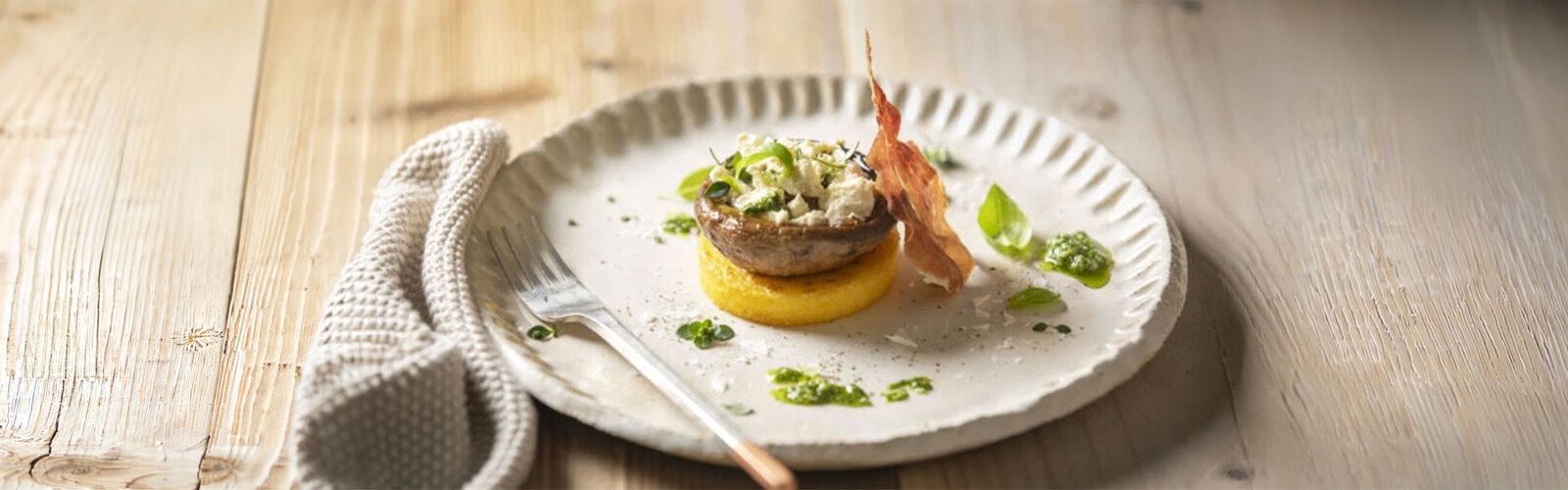 Flammgegrillte Portobello-Pilze mit knuspriger Polenta, Zitronenthymian, Ziegenkäse-Crumble und Pesto