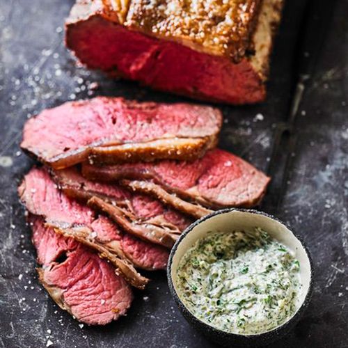 Spießgegrilltes Roastbeef mit Grüner Kräutersauce
