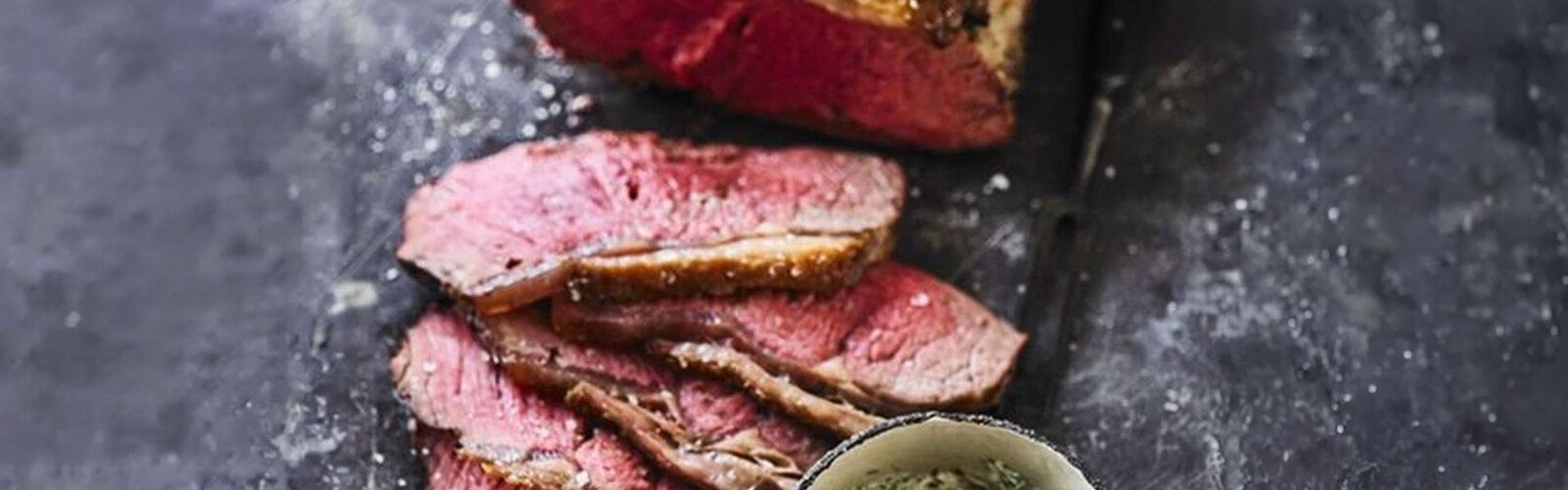 Spießgegrilltes Roastbeef mit Grüner Kräutersauce