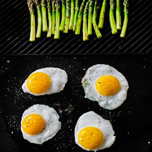 Gegrillter Spargel mit Spiegeleiern und Räucherlachs