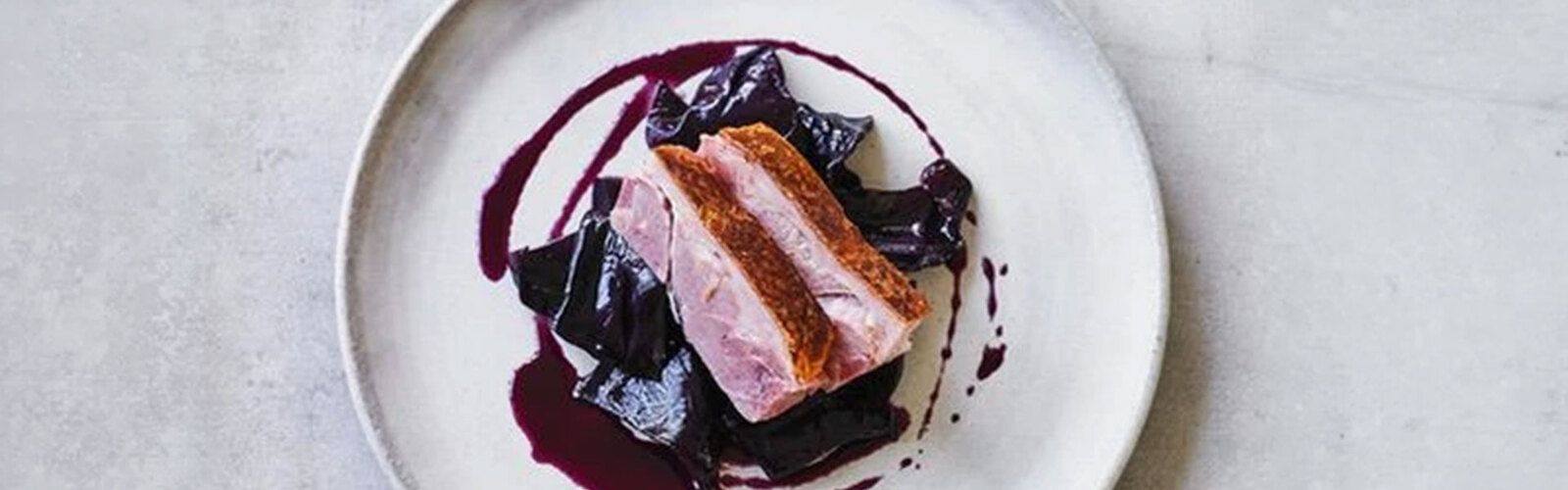 Schweinshaxe mit Bier, Wacholder und Rotkohl mit Kümmel