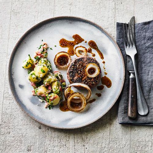Hamburg-Steak mit geräucherten Zwiebeln