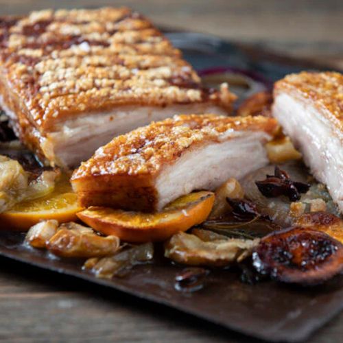 Knuspriger Schweinebauch mit Orange, Apfel, Salbei und Knoblauch
