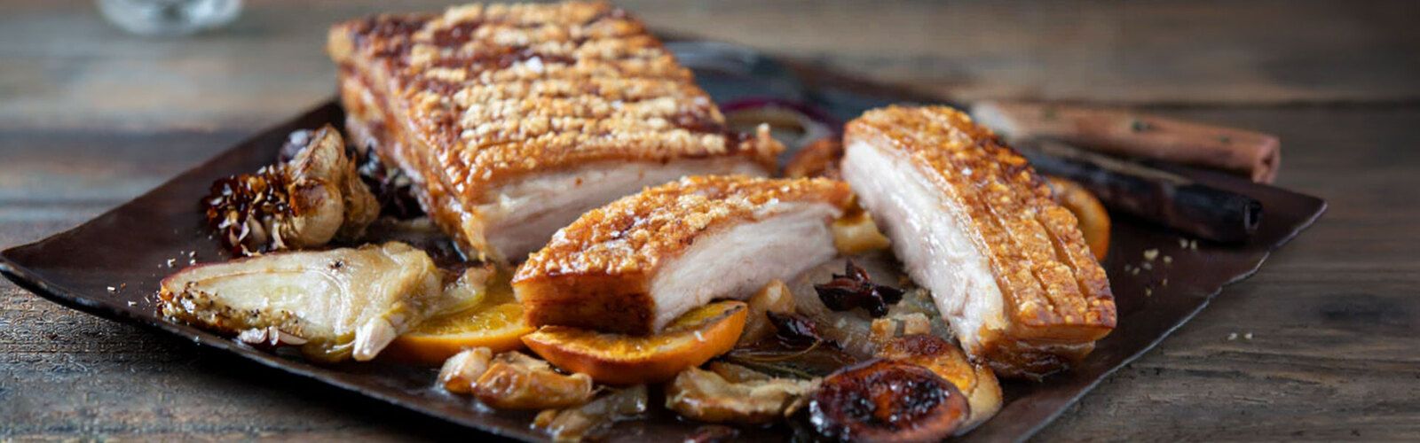 Knuspriger Schweinebauch mit Orange, Apfel, Salbei und Knoblauch