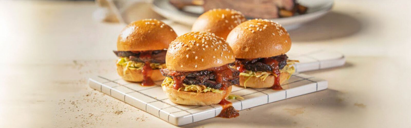 Mini-Burger mit geräucherten Rinderrippen