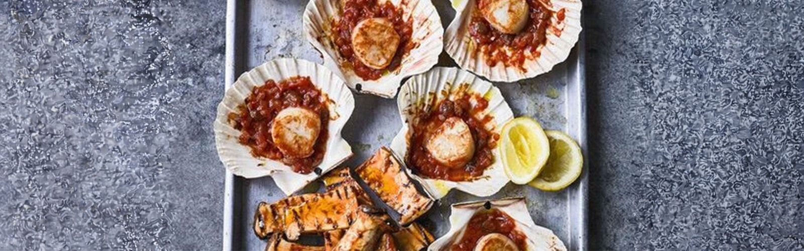Gebackene Jakobsmuscheln mit Tomate und marinierten Pilzen