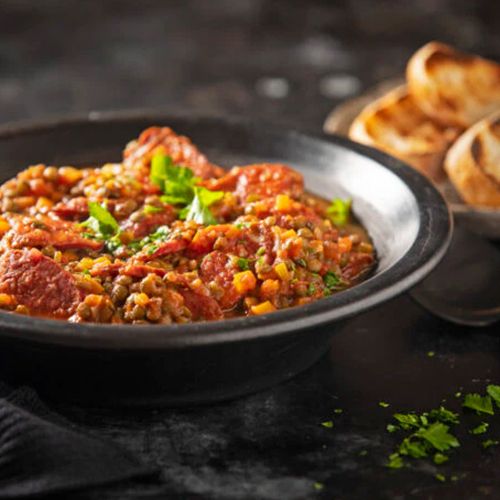 Gegrillte Chorizo mit grünen Linsen, Knoblauch und Tomate