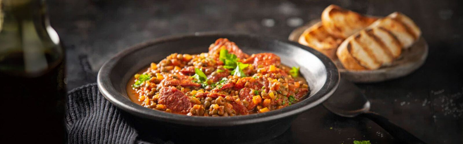 Gegrillte Chorizo mit grünen Linsen, Knoblauch und Tomate