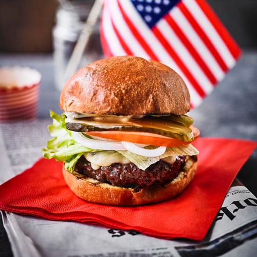 Klassischer Beef Burger vom Grill