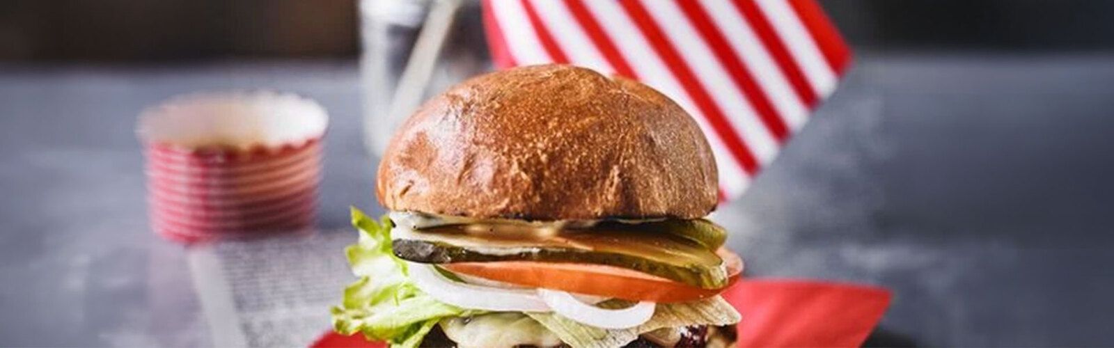 Klassischer Beef Burger vom Grill