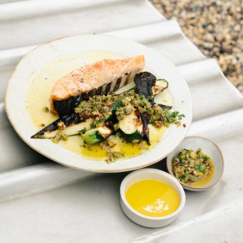 Gegrillter Lachs mit Zitronenbutter, Pistazien und eingelegter Zitronen-Salsa