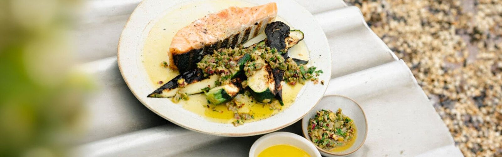 Gegrillter Lachs mit Zitronenbutter, Pistazien und eingelegter Zitronen-Salsa
